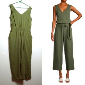 Green Jumpsuit with V-neck and Flowy M (8-10) Sizing